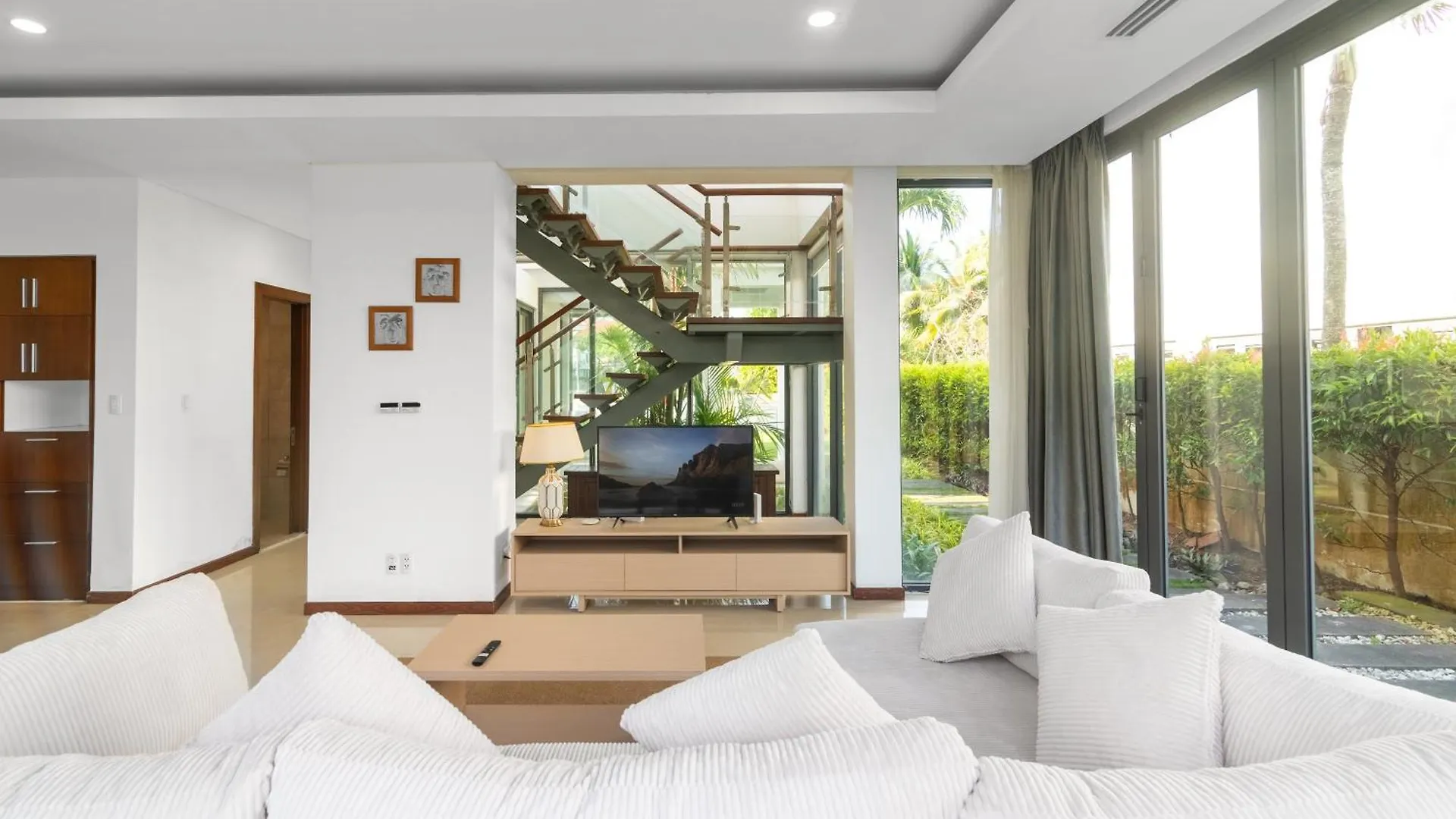 3Br Luxury Ocean Villas Pool Beachside Da Nang 0*,  Vietnam
